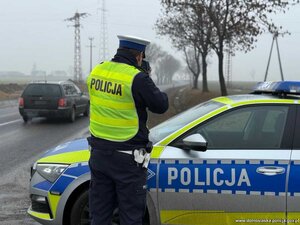 Kaskadowy pomiar prędkości - policjanci mierzą prędkość nadjeżdżającym pojazdom