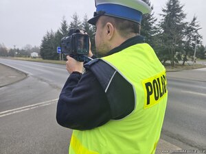 Kaskadowy pomiar prędkości - policjanci mierzą prędkość nadjeżdżającym pojazdom