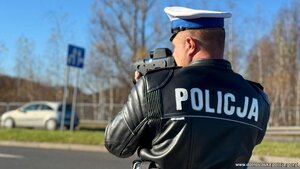Kaskadowy pomiar prędkości - policjanci mierzą prędkość nadjeżdżającym pojazdom