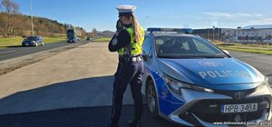 Kaskadowy pomiar prędkości - policjanci mierzą prędkość nadjeżdżającym pojazdom