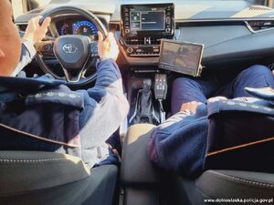 Kaskadowy pomiar prędkości - policjanci mierzą prędkość nadjeżdżającym pojazdom