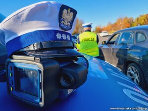 Kaskadowy pomiar prędkości - policjanci mierzą prędkość nadjeżdżającym pojazdom