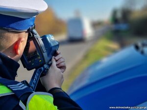 Kaskadowy pomiar prędkości - policjanci mierzą prędkość nadjeżdżającym pojazdom