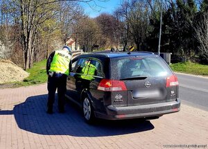 Kaskadowy pomiar prędkości - policjanci mierzą prędkość nadjeżdżającym pojazdom
