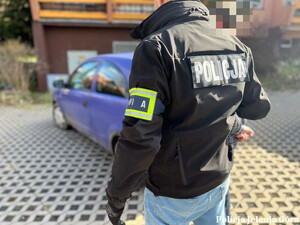 policjant z zatrzymanym