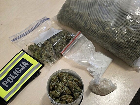 narkotyki (marihuana) w woreczkach obok opaska policyjna