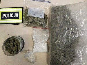 narkotyki (marihuana i amfetamina) w woreczkach obok opaska policyjna
