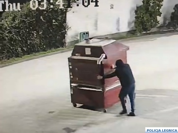 mężczyzna kradnie piec do pizzy