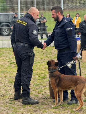 Reprezentacja funkcjonariuszy garnizonu dolnośląskiej Policji już po raz kolejny na podium Międzynarodowych Zawodów Kynologicznych zorganizowanych w Czechach