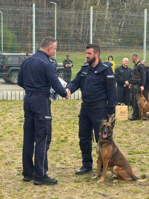 Reprezentacja funkcjonariuszy garnizonu dolnośląskiej Policji już po raz kolejny na podium Międzynarodowych Zawodów Kynologicznych zorganizowanych w Czechach
