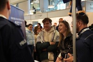 Zdjęcia z Międzynarodowych Targów Pracy. Stoisko i policyjny sprzęt