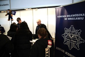 Zdjęcia z Międzynarodowych Targów Pracy. Stoisko i policyjny sprzęt