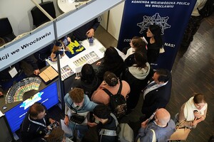 Zdjęcia z Międzynarodowych Targów Pracy. Stoisko i policyjny sprzęt