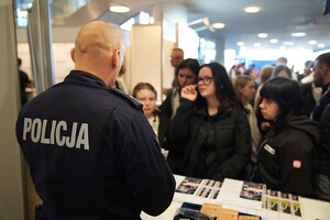 Zdjęcia z Międzynarodowych Targów Pracy. Stoisko i policyjny sprzęt