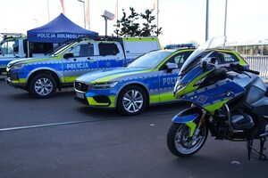 Zdjęcia z Międzynarodowych Targów Pracy. Stoisko i policyjny sprzęt
