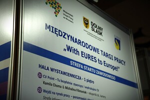 Zdjęcia z Międzynarodowych Targów Pracy. Stoisko i policyjny sprzęt