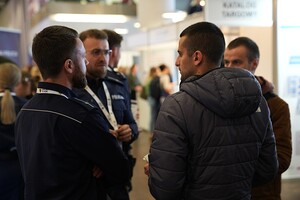 Zdjęcia z Międzynarodowych Targów Pracy. Stoisko i policyjny sprzęt