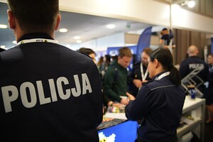 Zdjęcia z Międzynarodowych Targów Pracy. Stoisko i policyjny sprzęt