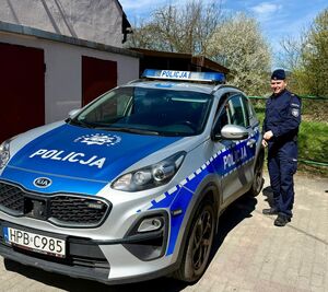 policjant przy radiowozie
