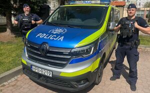 policjanci przy radiowozie