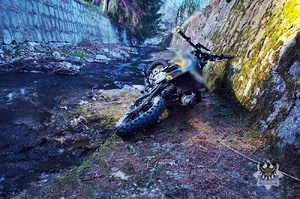 motocykl w rowie