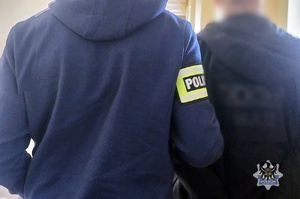 zatrzymany skuty w kajdanki