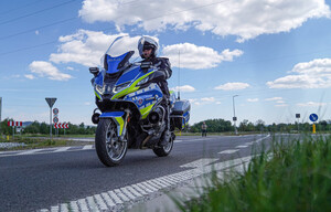 policjant na motorze