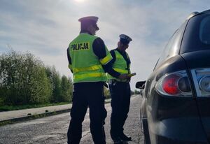 policjanci kontrolują samochody osobowe na drodze