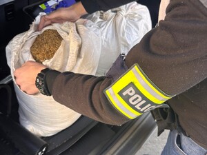Policjant z krajanką tytoniową