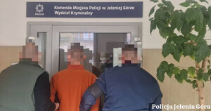 zatrzymany prowadzony przez policjantów