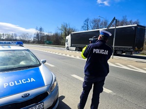 policjanci podczas kontroli