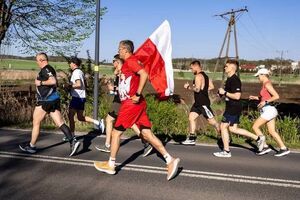 Na zdjęciu widać osoby biegnące w turnieju  po ulicy