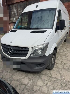 Na zdjęciu widzimy białego busa