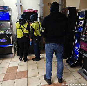 Skuteczne uderzenie w nielegalny hazard. Kolejne automaty zabezpieczone, tym razem w Jeleniej Górze