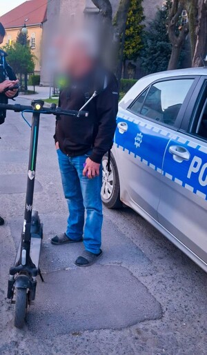 Nietrzeźwy w klapkach na hulajnodze elektrycznej