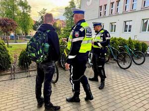 Kontrola pod szkołą: uśmiech czy smutna buźka? Policjanci sprawdzili młodych uczestników ruchu drogowego