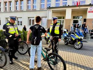 Kontrola pod szkołą: uśmiech czy smutna buźka? Policjanci sprawdzili młodych uczestników ruchu drogowego