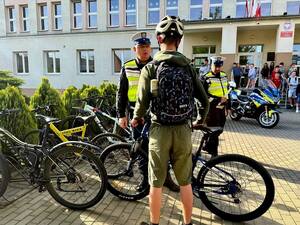 Kontrola pod szkołą: uśmiech czy smutna buźka? Policjanci sprawdzili młodych uczestników ruchu drogowego