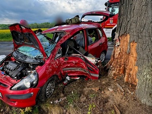 wypadek  samochodowy z czerwonym autem