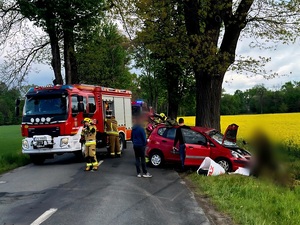 wypadek  samochodowy z czerwonym autem