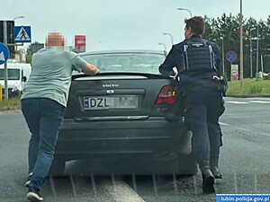 policjanci pomagają osobie potrzebującej