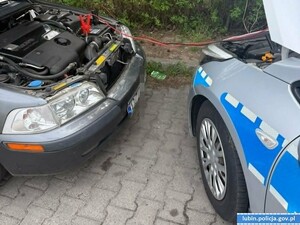 policjanci pomagają osobie potrzebującej