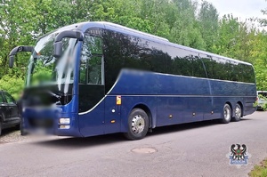 Kontrola stanu technicznego autokaru, przed wycieczką ujawniła poważną usterkę