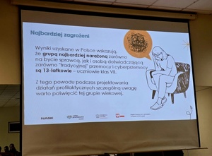 Cyberbezpieczeństwo zaczyna się od wiedzy – młodzież i nauczyciele z powiatu jaworskiego na spotkaniu z ekspertem NASK