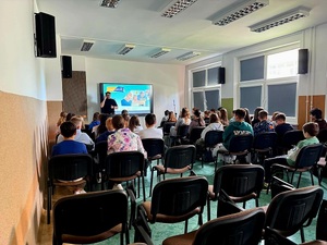Cyberbezpieczeństwo zaczyna się od wiedzy – młodzież i nauczyciele z powiatu jaworskiego na spotkaniu z ekspertem NASK