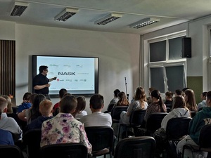 Cyberbezpieczeństwo zaczyna się od wiedzy – młodzież i nauczyciele z powiatu jaworskiego na spotkaniu z ekspertem NASK