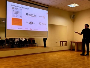 Cyberbezpieczeństwo zaczyna się od wiedzy – młodzież i nauczyciele z powiatu jaworskiego na spotkaniu z ekspertem NASK