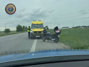 motor ambulans i policjant