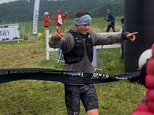mężczyzna na podium
