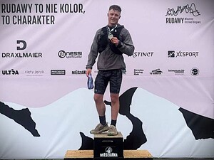 mężczyzna na podium